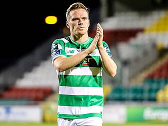 Shamrock Rovers fans react wit...